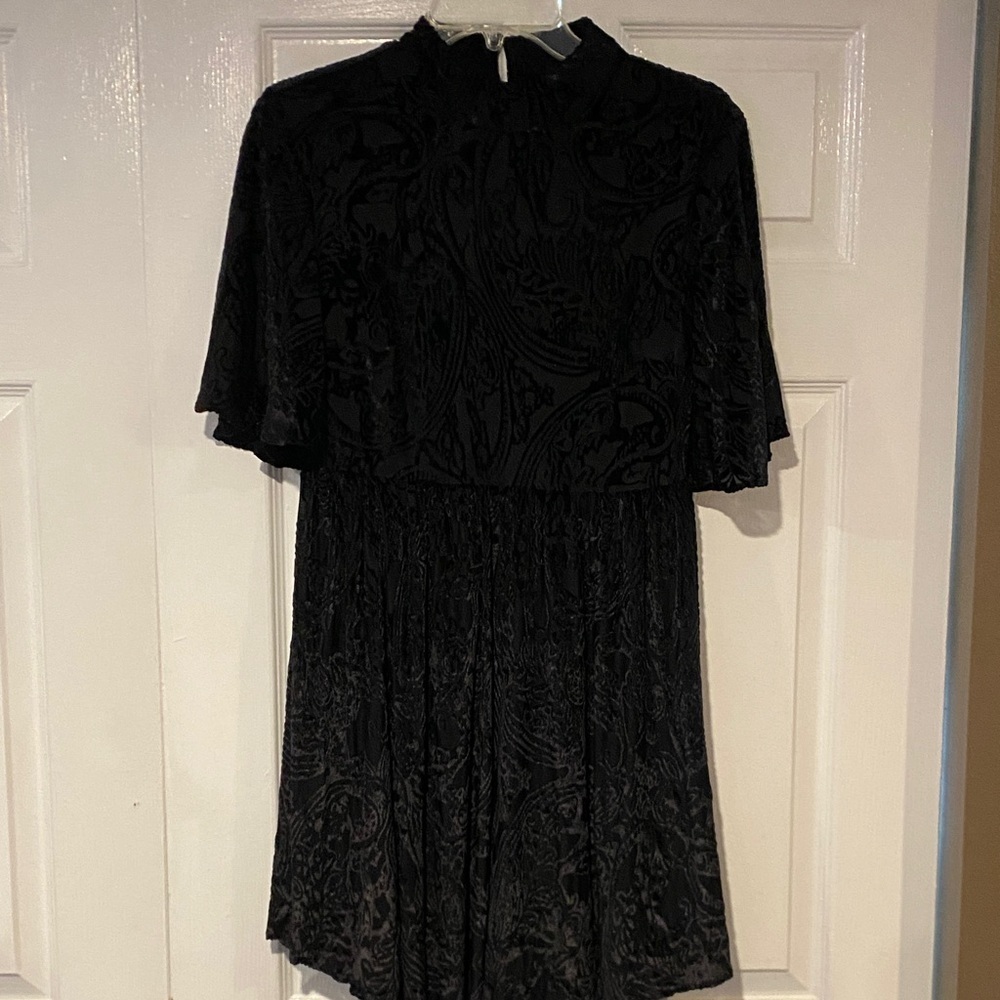 Black Short -Pattern Mini Dress with Flutter Sleeves